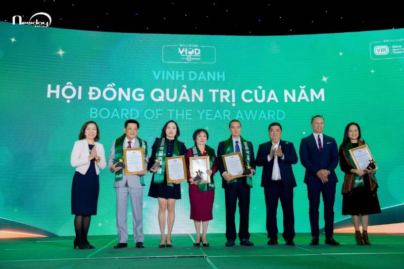 Nữ diễn viên Hoa ngữ trên phim trường đang thảo luận kịch bản, thể hiện sự chuyên nghiệp